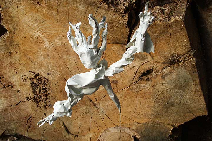 Mali-Papierskulptur: Statuette I, 2012, Höhe ohne Holz 28 cm